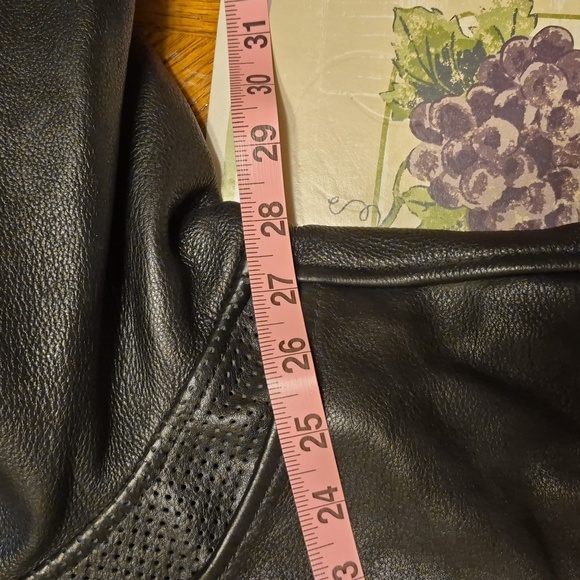 Womens black leather jacket. Size 3x but fits like a 1x - Picture 7 of 9